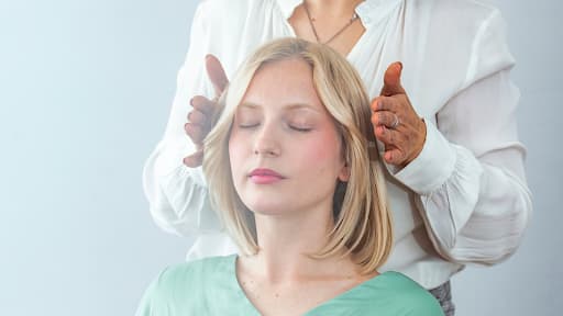 Explore o fascinante mundo do Reiki à distância, entenda como essa prática energética transcende barreiras físicas e descubra os benefícios que ela pode trazer para sua vida. O Reiki, uma técnica ancestral de cura energética originária do Japão, tem fascinado e beneficiado inúmeras pessoas ao redor do mundo. Mas como é possível que essa energia seja transmitida à distância? Vamos explorar esse fenômeno. 1. O que é o Reiki? Reiki é uma forma de terapia energética que busca equilibrar os campos de energia do corpo, promovendo bem-estar, relaxamento e cura. A palavra "Reiki" é derivada de duas palavras japonesas: "Rei", que significa "universal", e "Ki", que significa "energia vital". 1. A Essência do Reiki O Reiki é uma prática que envolve a canalização de energia universal através das mãos do terapeuta, visando promover equilíbrio, cura e bem-estar ao receptor. Esta energia, conhecida como "Ki", flui através de todos nós e é a força vital que nos mantém vivos. 2. O Princípio do Reiki à Distância A capacidade de enviar energia Reiki à partir de uma sessão de Reiki à distância baseia-se na ideia de que todos estamos conectados através da energia universal. Assim, não há barreiras de tempo ou espaço que possam impedir essa conexão energética. 3. A Técnica por Trás do Reiki à Distância O terapeuta, ao realizar o Reiki à distância, utiliza símbolos e mantras específicos que funcionam como "chaves" para acessar e canalizar a energia. Durante a sessão, o terapeuta se concentra no receptor, visualizando-o e enviando-lhe energia curativa, fazendo a conexão e um testemunho com nome e data de nascimento, para uma melhor sintonização e aplicar a técnica a distância. 3. Recomendações para a sessão de Reiki à Distância? Durante uma sessão à distância, o terapeuta se conectar mentalmente com o receptor, visualizando-o e enviando energia positiva. O receptor, por sua vez, deve estar em um ambiente tranquilo, aberto e receptivo à energia que é ativada pelo mestre reikiano. 4. Benefícios da sessão de Reiki à Distância Além da conveniência de não precisar estar fisicamente presente, muitos relatam que a sessão de Reiki à distância oferece uma experiência mais profunda e intensa, pois permite uma conexão mais direta com a energia universal. Muitos receptores relatam sentir uma profunda sensação de paz, relaxamento e bem-estar durante e após a sessão de Reiki à distância. Além disso, essa prática pode ajudar a aliviar dores, reduzir o estresse e promover a cura emocional e física. Segue alguns dos benefícios ao receber a energia do Reiki: Relaxamento profundo: O Reiki ajuda a reduzir o estresse e a promover um estado de relaxamento profundo, permitindo que o corpo e a mente se rejuvenesçam. Equilíbrio energético:A energia do Reiki trabalha para equilibrar os chakras e meridianos do corpo, restaurando a harmonia energética. Alívio da dor: Muitas pessoas relatam uma redução significativa ou até mesmo a eliminação da dor após as sessões de Reiki. Aceleração da cura: O Reiki pode acelerar o processo de cura, seja de feridas, cirúrgicas ou doenças. Melhora do sono:** Ao promover um estado de relaxamento, o Reiki pode melhorar a qualidade do sono e ajudar no tratamento de insônias. Aumento da clareza mental: O Reiki pode ajudar a limpar a mente, melhorando a concentração e a clareza mental. Fortalecimento do sistema imunológico: Ao equilibrar o corpo energético, o Reiki pode fortalecer o sistema imunológico, tornando-o mais resistente a doenças. Desintoxicação: O Reiki ajuda a eliminar toxinas do corpo, promovendo uma desintoxicação natural. Equilíbrio emocional: O Reiki pode ajudar a liberar emoções reprimidas, promovendo um estado de equilíbrio emocional. Aumento da autoestima e autoconfiança: Ao promover o autoconhecimento e a conexão com o eu interior, o Reiki pode aumentar a autoestima e a autoconfiança. Apoio em tratamentos médicos: O Reiki pode ser usado como uma terapia complementar em tratamentos médicos, ajudando a reduzir efeitos colaterais e a melhorar a eficácia do tratamento. Redução da ansiedade e depressão: O Reiki pode ajudar a aliviar sintomas de ansiedade e depressão, promovendo um estado de bem-estar. Melhora da circulação sanguínea: O relaxamento promovido pelo Reiki pode melhorar a circulação sanguínea, beneficiando todo o corpo. Conexão espiritual: Para muitos, o Reiki é uma porta de entrada para uma jornada espiritual, ajudando na conexão com o universo e com o propósito de vida. Promoção do crescimento pessoal: Ao promover o autoconhecimento, o Reiki pode ser uma ferramenta valiosa para o crescimento pessoal e desenvolvimento espiritual. Estes são apenas alguns dos muitos benefícios que o Reiki pode oferecer. Cada pessoa pode ter uma experiência única e pessoal com essa prática energética. A energia vai atuar em cada pessoa de acordo com necessidade e suas intenções 5. Escolhendo um Terapeuta para agendar sessão de Reiki à Distância** É crucial escolher um terapeuta qualificado e experiente. Eu Gustavo Rocha Terapeuta Integrativo atuando, há mais de 6 anos na área, mestre Reikiano, assim como outras técnicas energéticas como a Desprogramação neurobiológica, terapia floral, aromaterapia. veja alguns depoimentos dos clientes: Ver depoimento Botão : Agendar sessão de reiki com link: https://vivaemconexao.com.br/terapias/reiki/ Conclusão A sessão de Reiki à distância é uma poderosa ferramenta de cura e bem-estar. Seja você um cético, a experiência de receber energia positiva, mesmo à distância, pode ser transformadora. Se abre para novo, este trabalho energético, tendo em vista que não existe nenhuma ligação religiosa. Inclusive a Organização Mundial de Saúde e o hospital Sírio Libanes reconhecem a importância das medicinas tradicionais e complementares.
